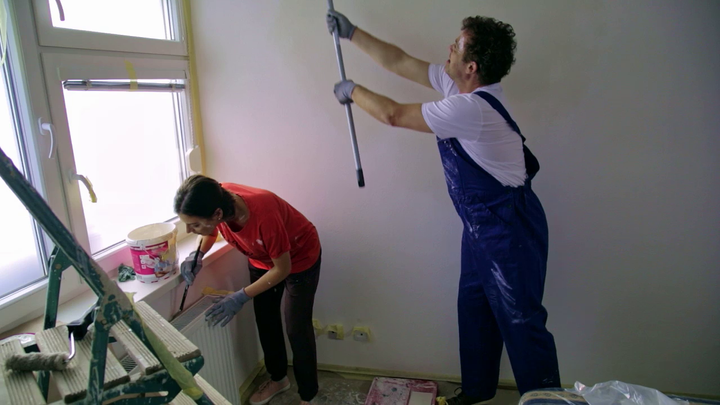 Naši - Lujza s Majom Tomášovi pomáhajú s prerábkou bytu 